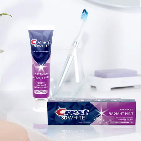 Crest 3D White Radiant Mint Whitening Toothpaste display